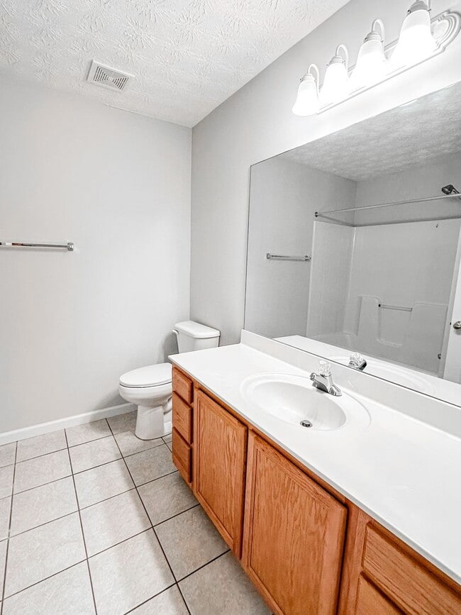 Building Photo - Great Gainesville location - 2/2 with Garage!