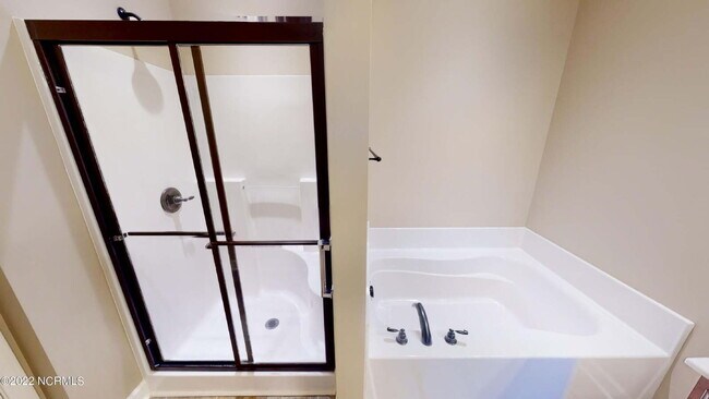 Building Photo - CHARMING ROSEWOOD HOME! 3 BR 2 BA w/ FENCED-IN BACKYARD