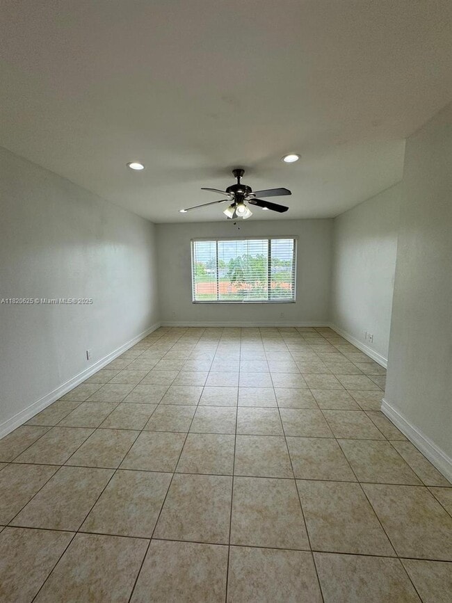 Building Photo - 9919 Twin Lakes Dr