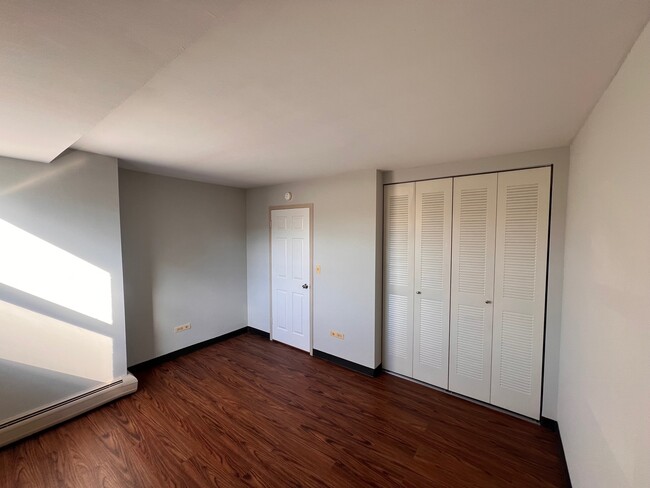 Building Photo - 3639 N Pine Grove Ave