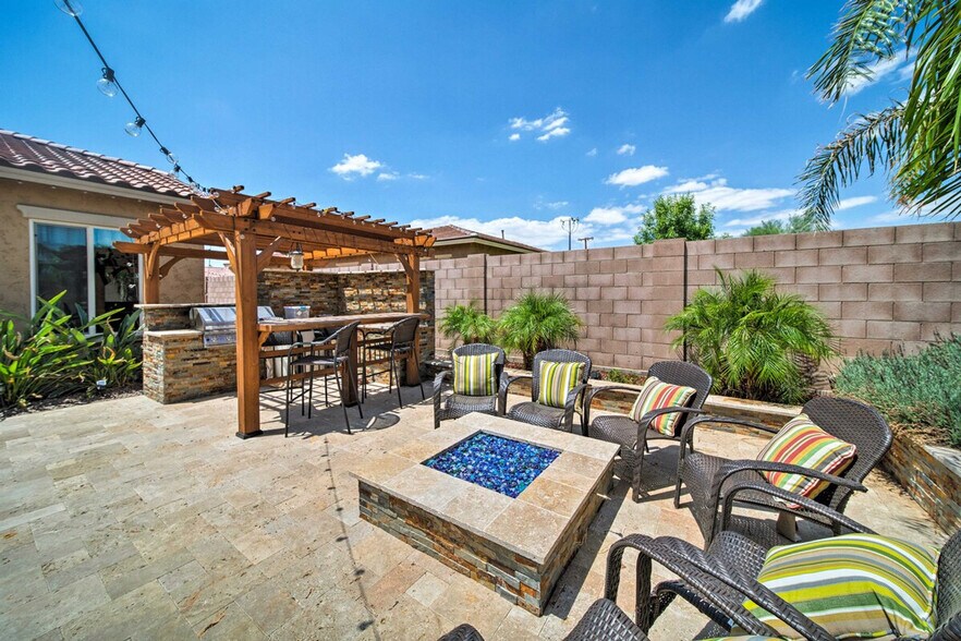 Building Photo - 18504 W Paradise Ln