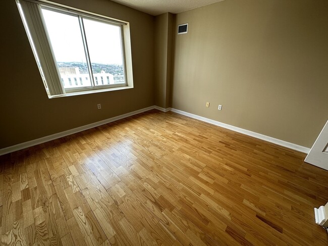 Building Photo - 10 Museum Way