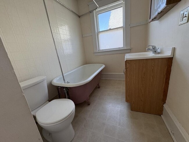 Building Photo - 48 Monroe St