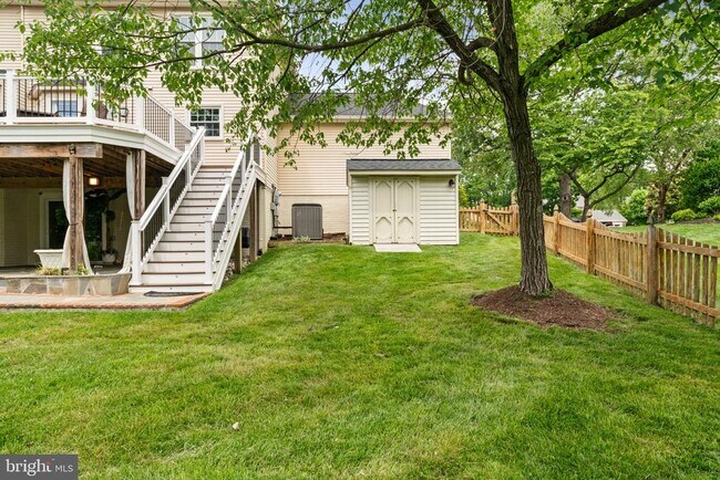 Building Photo - 8527 Silverview Dr