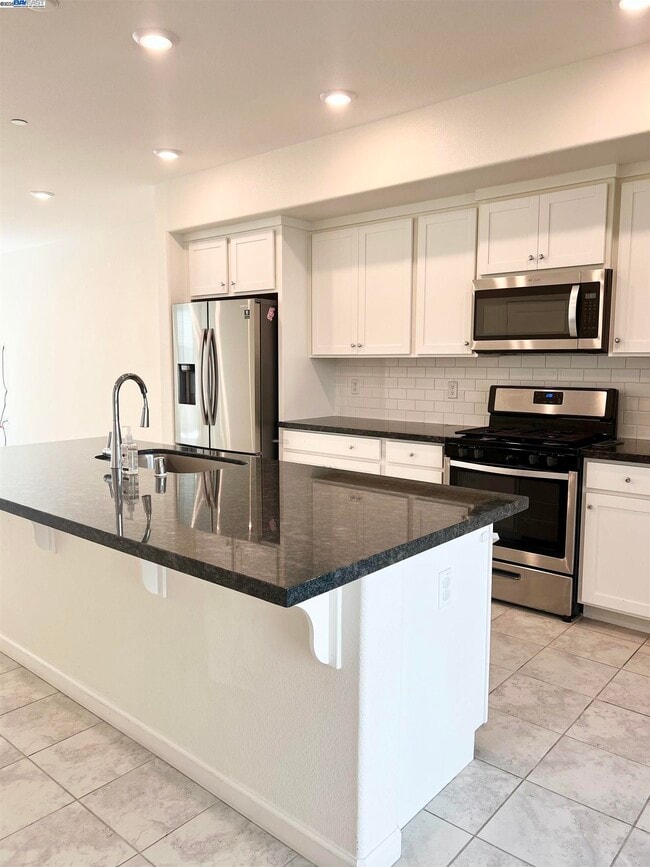 Building Photo - 25350 Parklane Dr