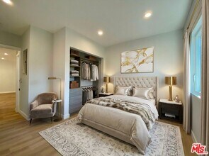 Building Photo - 3207 W 3rd St