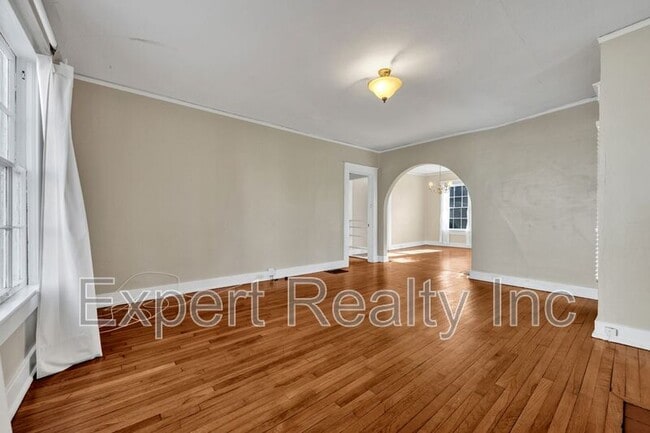 Building Photo - 1542 Somerset Dr