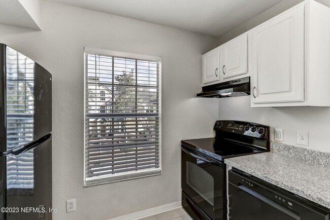 Building Photo - 13700 Richmond Park Dr N