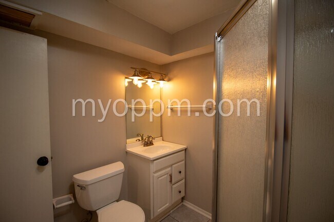 Building Photo - Spacious 4 Bed 2 Bath Home!