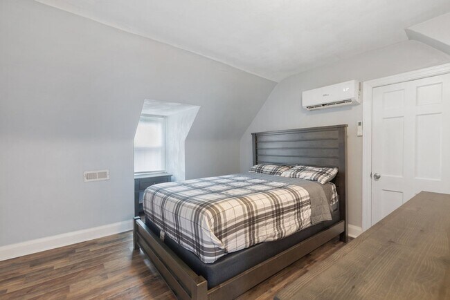 Building Photo - Welcome to this beautifully maintained 4-b...
