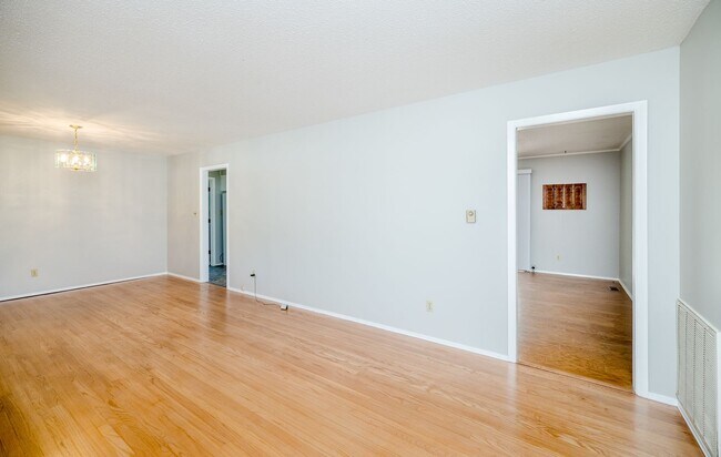 Building Photo - 240 Maywood Dr