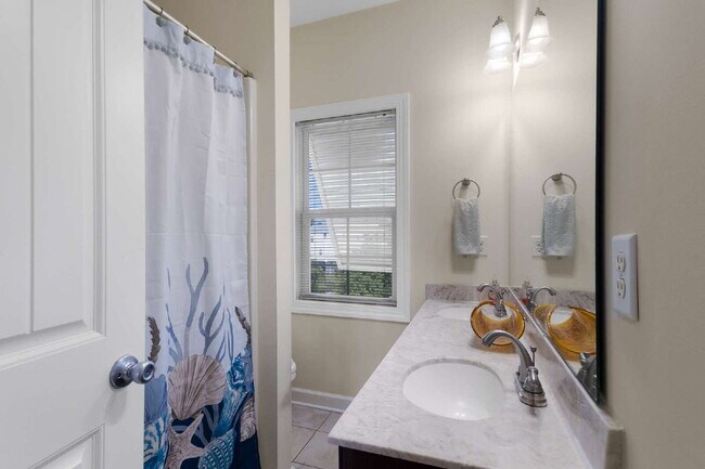 Building Photo - Coastal Comfort Awaits: Spacious 3-Bed, 3-Bath Townhouse in Surf City!