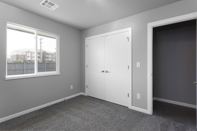 Building Photo - Stylish, Modern, Nearly New | 4-Bed | 2-Ba...