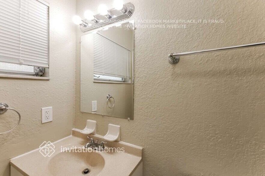 Building Photo - 8744 Southampton Dr