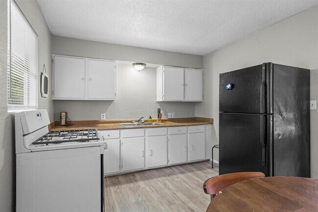 Building Photo - 203 E Anderson Ave