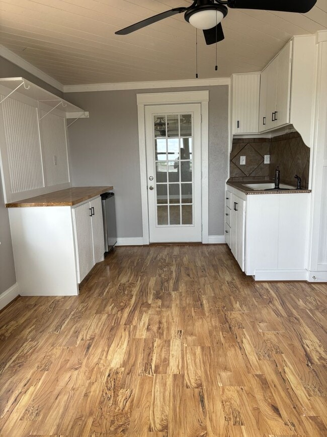 Building Photo - 1 Month Free Rent!! FarmHouse with Room for Everyone