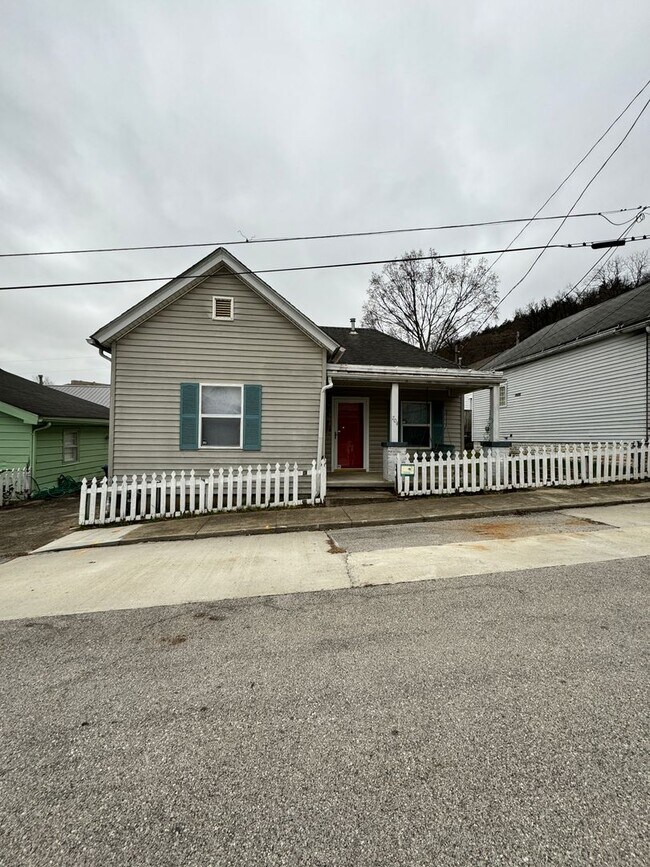 Building Photo - 704 Chinn Ave