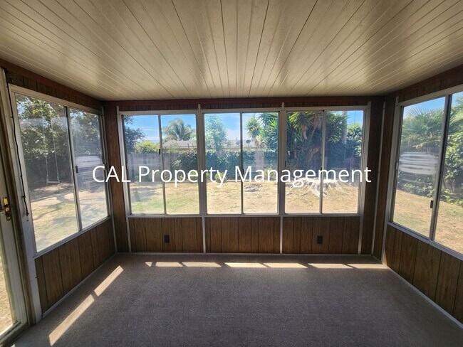 Building Photo - 430 E Laurel Dr