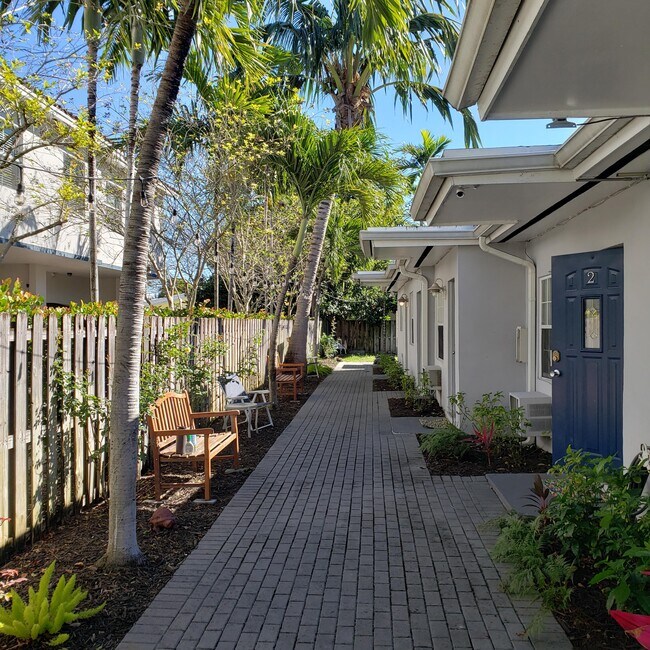 Building Photo - 832 NE 16th Ter