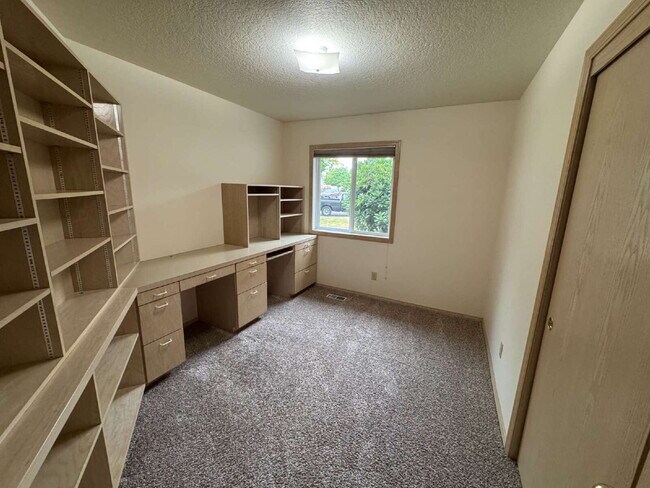 Building Photo - *Half-Off Third Months Rent* Spacious Single-level Home in Newer Milwaukie Neighborhood