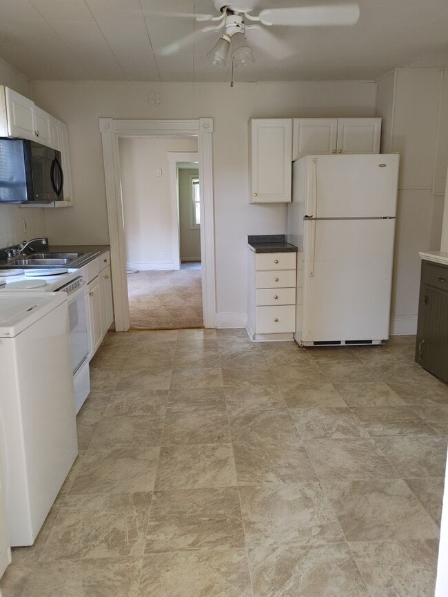 Building Photo - EDGEWOOD 2 BEDROOM RANCHER