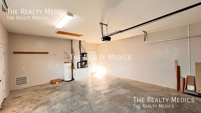 Building Photo - 3297 Tallwood Dr