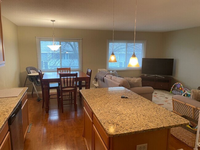 Building Photo - Beautifully updated Townhome in the West B...
