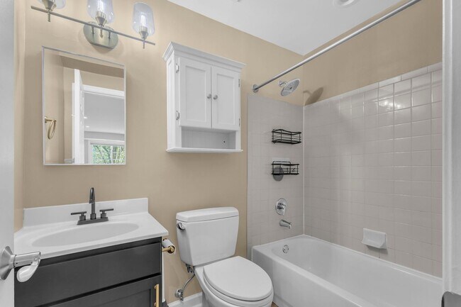 Building Photo - Large, Luxurious 2 Bedroom 2 Bath at Parks...