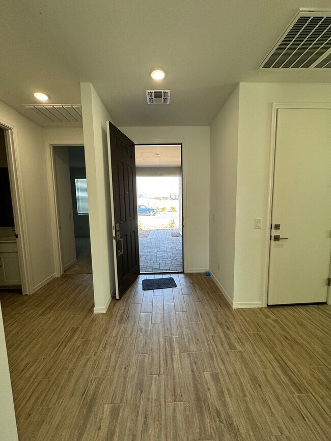 Building Photo - 3 bed 2.5 bath brand new home