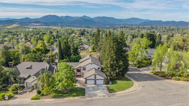 Building Photo - Gorgeous Executive Level Home 4 beds 3 baths close to hospitals and courthouse