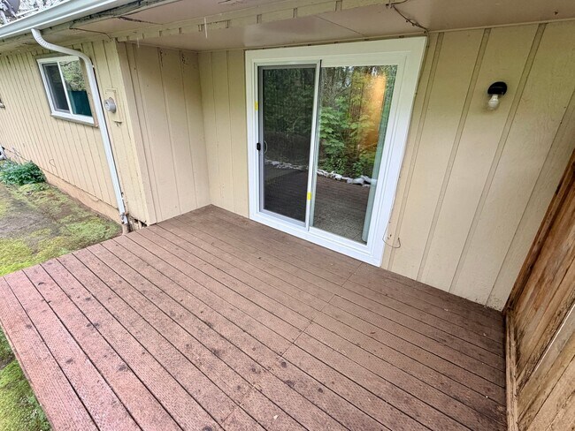 Building Photo - Two Bedroom Apartment in Central Salem