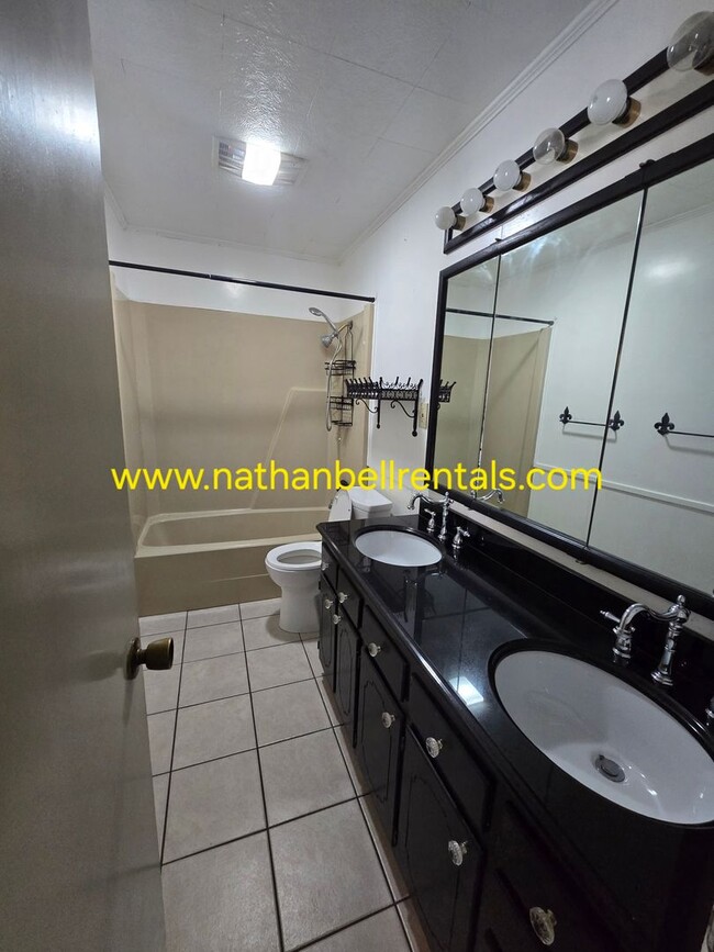 Building Photo - 3165 E Houston St