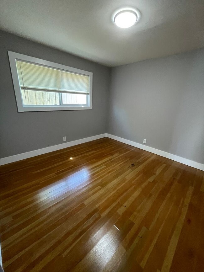 Building Photo - 2 Bedroom/1 Bath Upper Unit