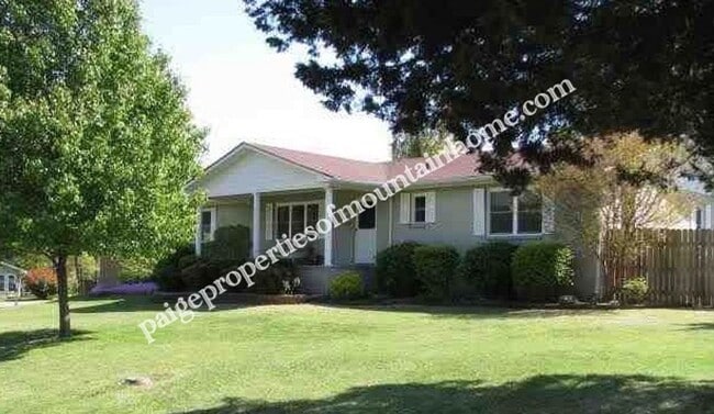 Building Photo - Village Green Home