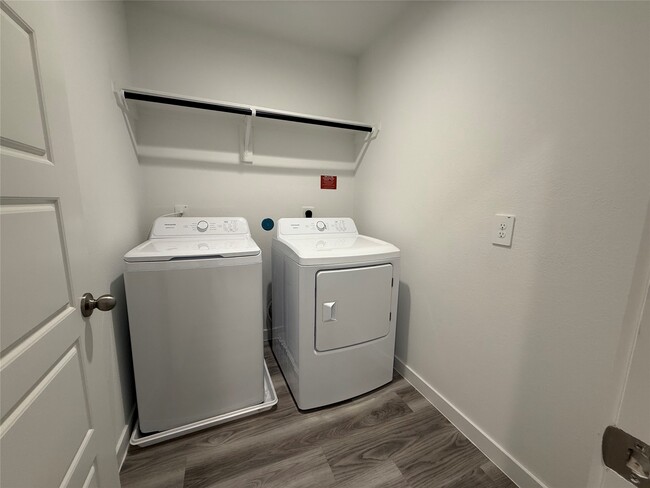 Building Photo - 10325 Sylvan Wds Trl