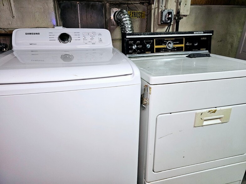 Building Photo - 813 Calhoun Ave