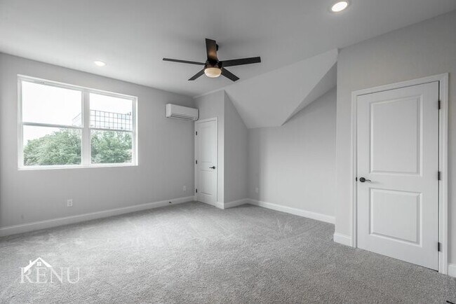 Building Photo - 5675 Sofias Cir