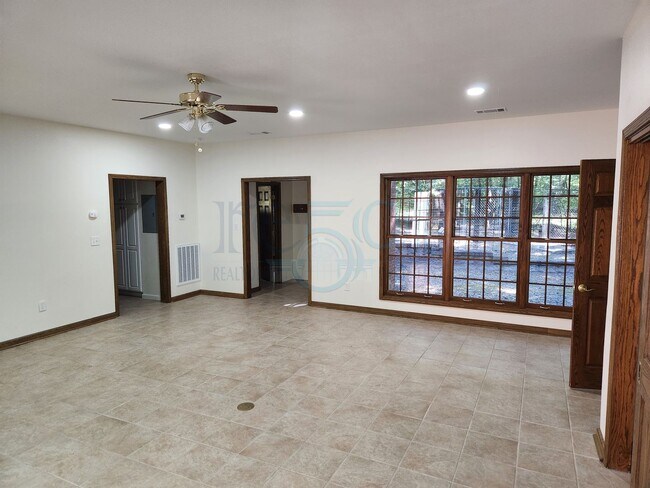 Building Photo - RARE exquisite home on acreage in the heart of West Little Rock!