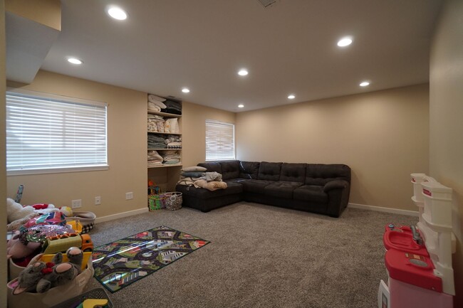 Building Photo - 7980 Camfield Cir