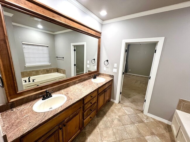 Building Photo - Stunning Home in Bixby Schools!