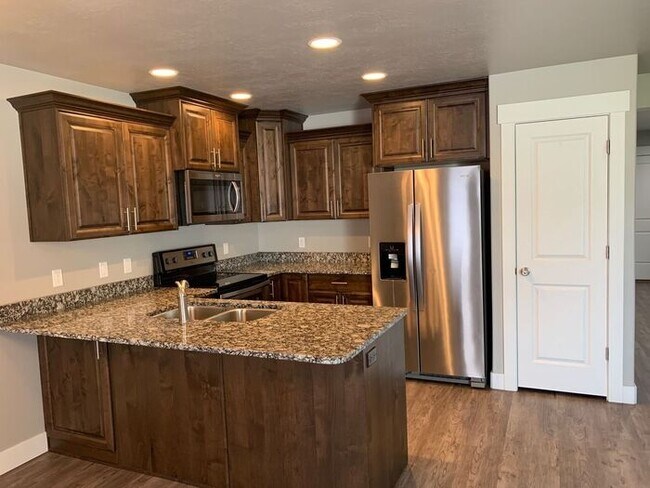 Building Photo - Spacious Townhome with 1 car garage w/ Mountain Views