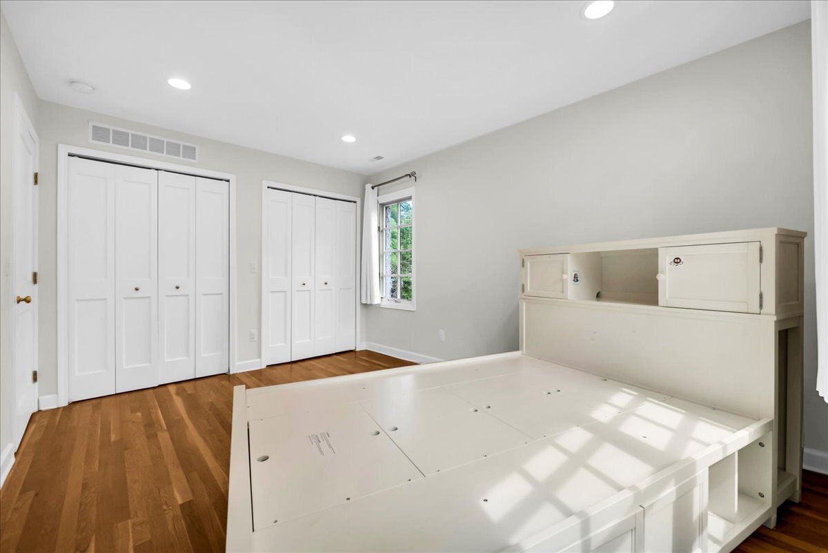 Building Photo - 455 Linden Rd
