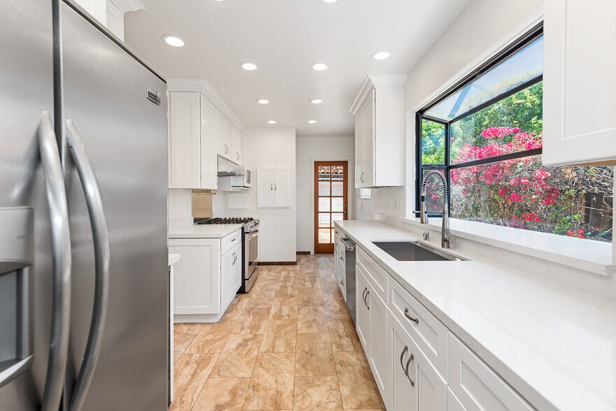 Building Photo - 10733 Wellworth Ave