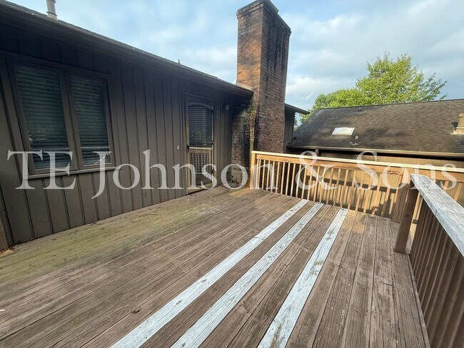 Building Photo - Charming 3 Bedroom Home Near Country Club ...