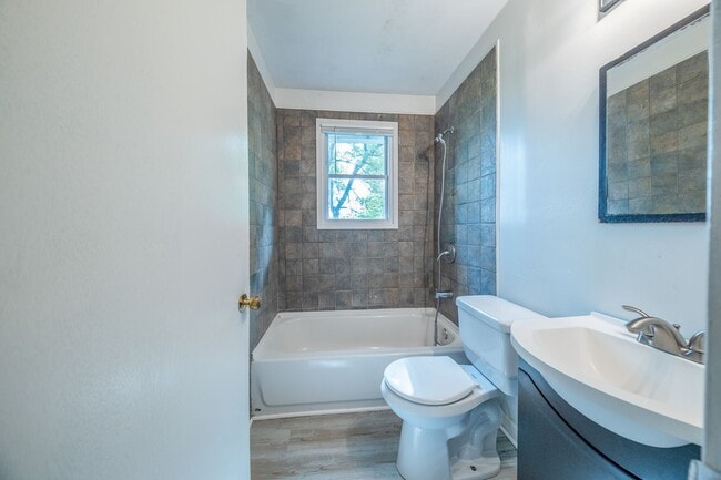 Building Photo - 3-bedroom, 1-bath home with a fenced-in yard, located on Guerrant Street in Greensboro