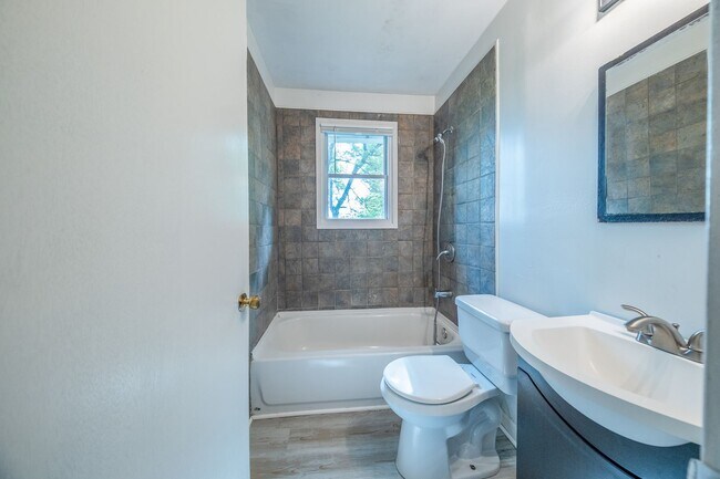 Building Photo - 3-bedroom, 1-bath home with a fully fenced-in yard!