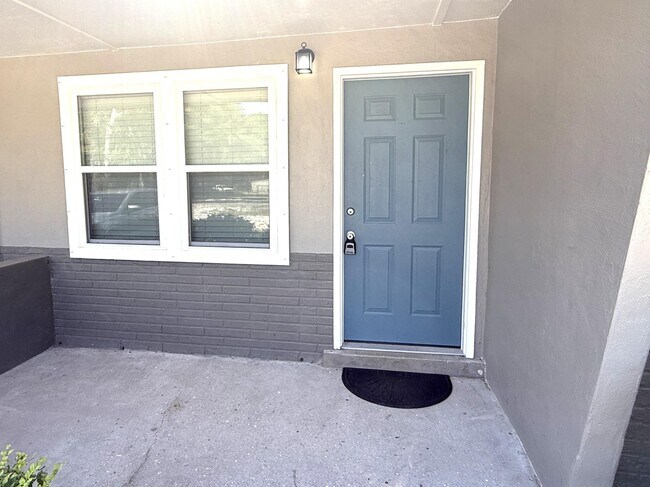 Building Photo - 116A Montrose Dr