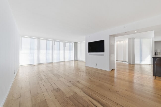 Building Photo - 529 S Flagler Dr