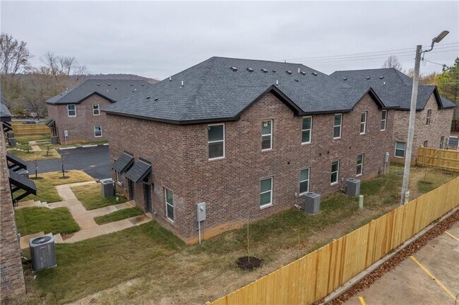 Building Photo - 1370 N Porter Rd