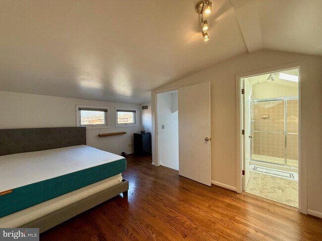 Building Photo - 28 Servan Ct